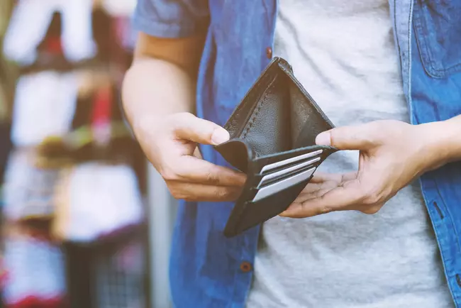 Portefeuilles amincis: le sort des entreprises qui n’acceptent que d’argent comptant