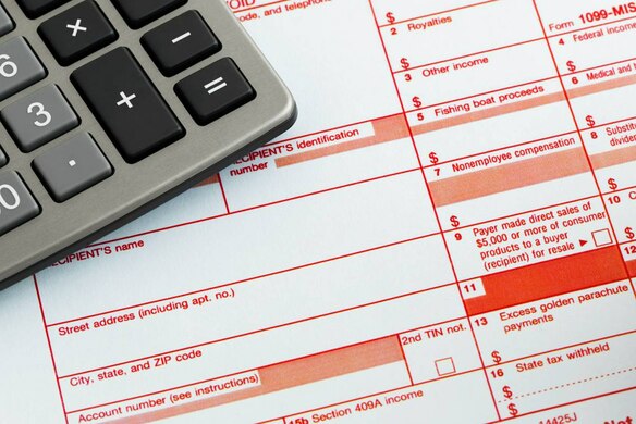 What’s the Difference Between W-2 Employees and 1099 Contractors?